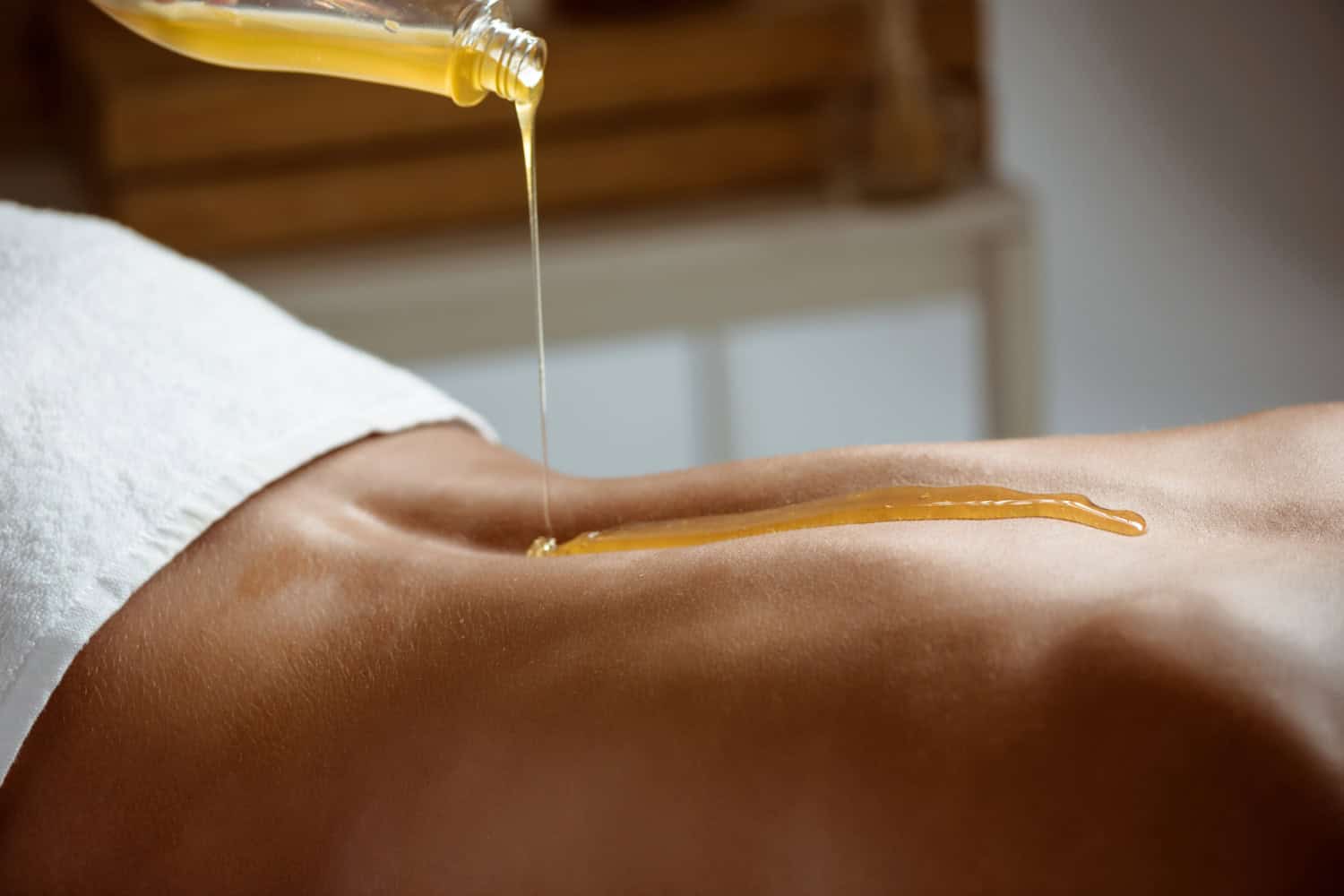 anticellulite honey-massage with peeling effect